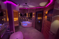 Wellnessbad bei Nacht